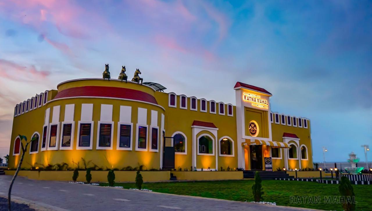 Ratna Mahal Dhamnod Exterior photo